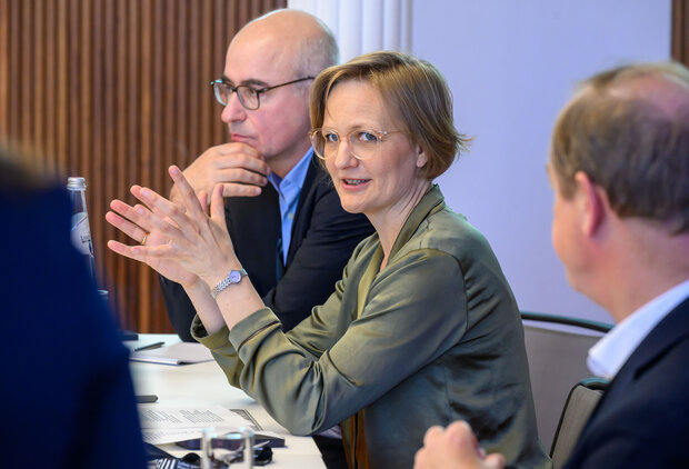 Prof. Achim Wambach, PhD (ZEW Mannheim), Dr. Franziska Brantner (Bundesministerium für Wirtschaft und Klimaschutz) und Prof. Dr. med. Michael Hallek (Sachverständigenrat Gesundheit und Universität zu Köln).
