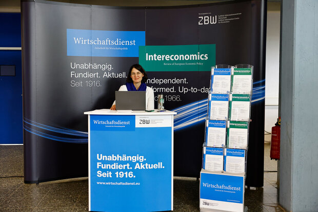 Dr. Juliane Finger, Open Access Referentin der ZBW am Stand der ZBW-Zeitschriften Wirtschaftsdienst und Intereconomics