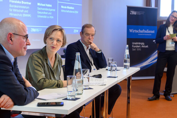 Prof. Achim Wambach, PhD (ZEW Mannheim), Dr. Franziska Brantner (Bundesministerium für Wirtschaft und Klimaschutz) und Prof. Dr. med. Michael Hallek (Sachverständigenrat Gesundheit und Universität zu Köln). Moderation: Nicole Waidlein (Wirtschaftsdienst/ZBW)