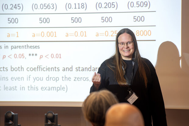 Essi Kujansuu (University of Turku) in der Plenary Sesson mit Diskussion zu Robustheit und Reproduzierbarkeit empirischer Ergebnisse