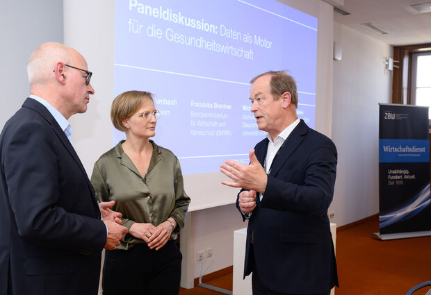 Prof. Achim Wambach, PhD (ZEW Mannheim), Dr. Franziska Brantner (Bundesministerium für Wirtschaft und Klimaschutz) und Prof. Dr. med. Michael Hallek (Sachverständigenrat Gesundheit und Universität zu Köln)