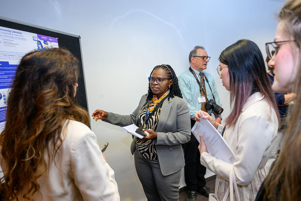 Anwendungsbeispiele aus der bibliothekarischen Praxis weltweit: In Vorträgen wurden KI-gestützte Metadatenanreicherung, Empfehlungssysteme und Beratungstools vorgestellt