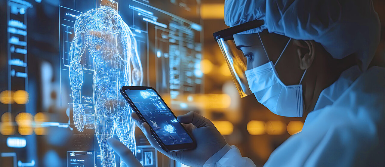Medizinerin in Schutzausrüstung mit Handy vor einem digitalen, medizinischen Display