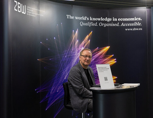 Ralf Toepfer, wissenschaftlicher Referent der ZBW - Leibniz-Informationszentrum Wirtschaft, am Stand der ZBW